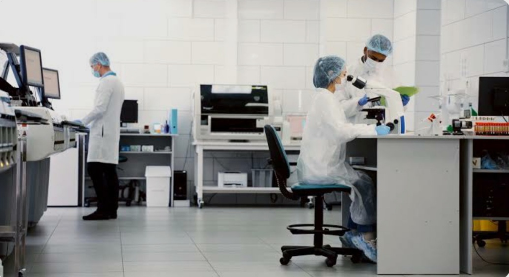Personal trabajando en laboratorio
