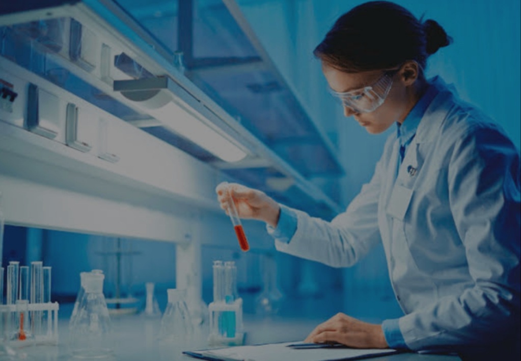Trabajo con muestra en tubo de laboratorio