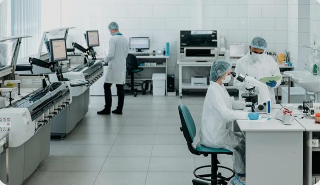Área de laboratorio con personal y equipo