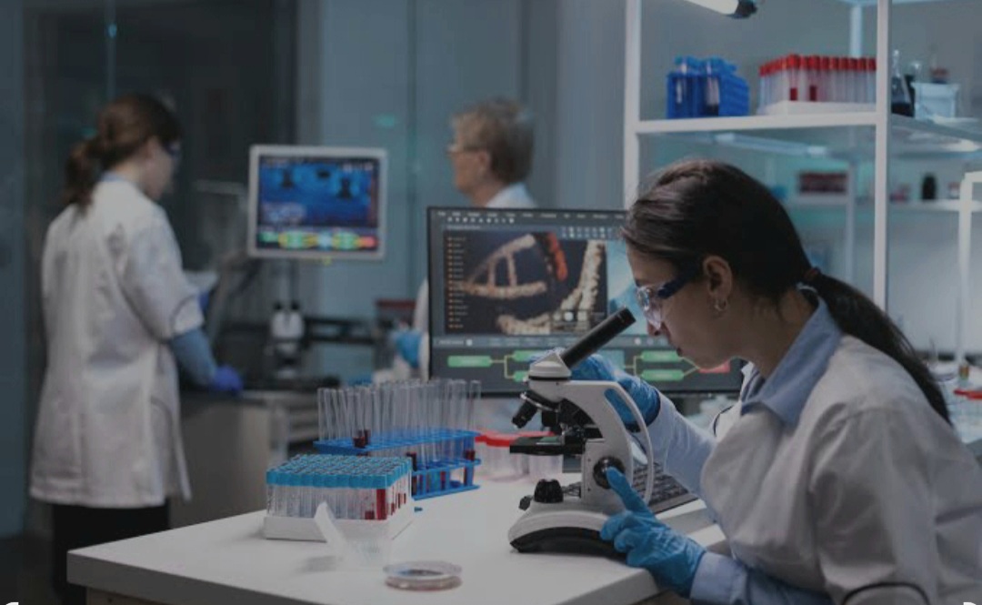 Profesional utilizando microscopio en laboratorio